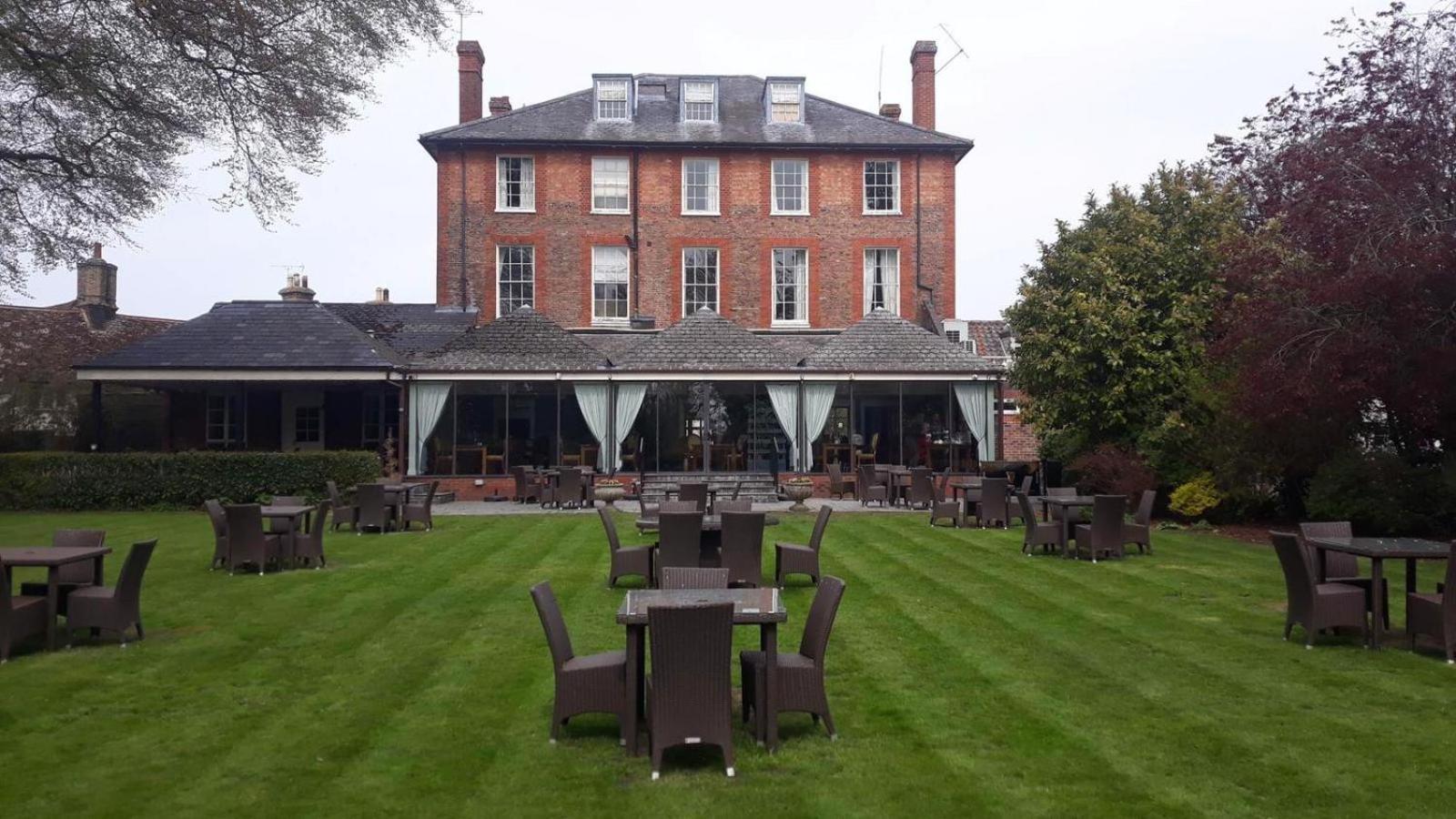 The Riverside House Hotel Mildenhall Bagian luar foto