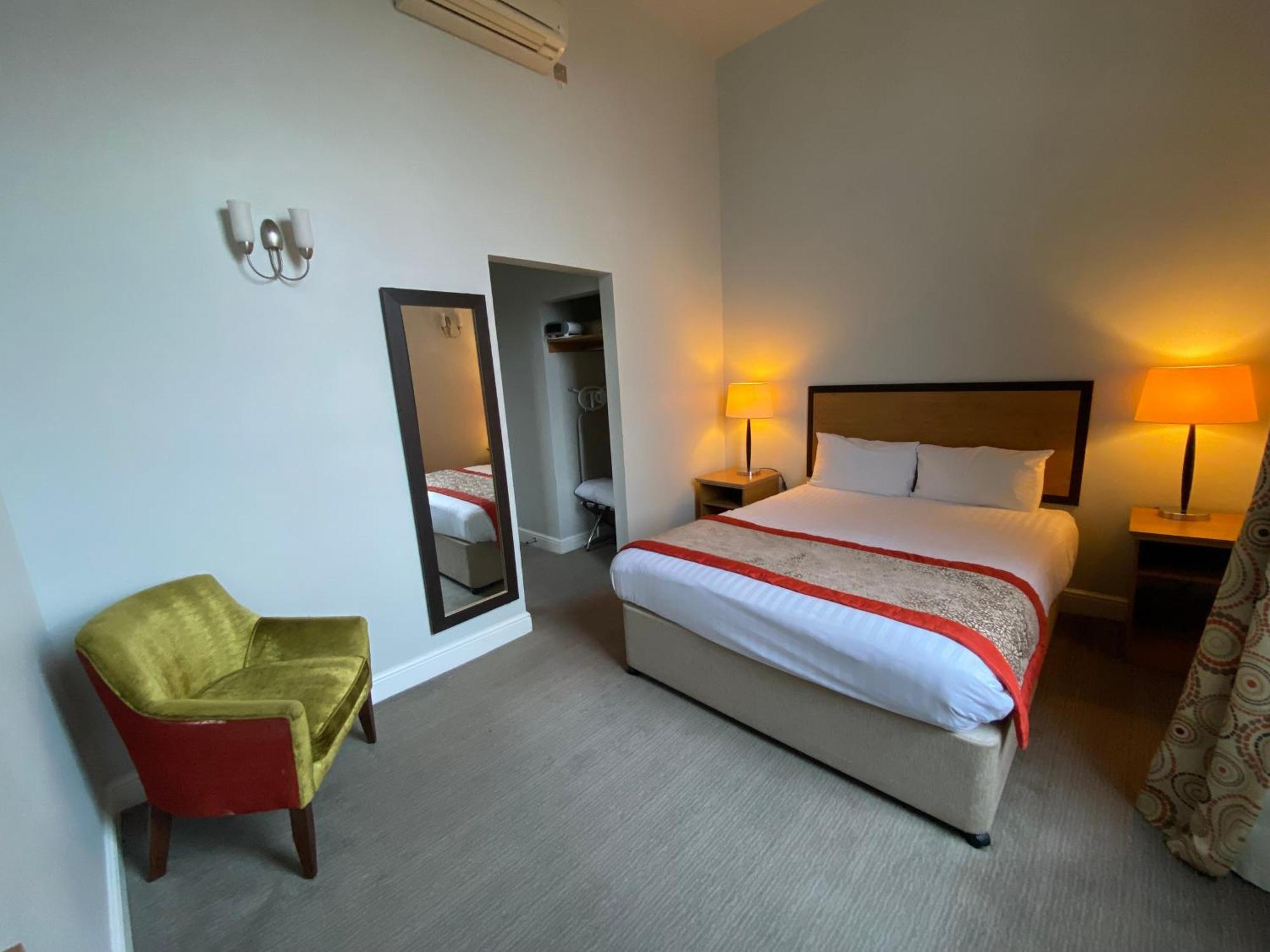 The Riverside House Hotel Mildenhall Bagian luar foto