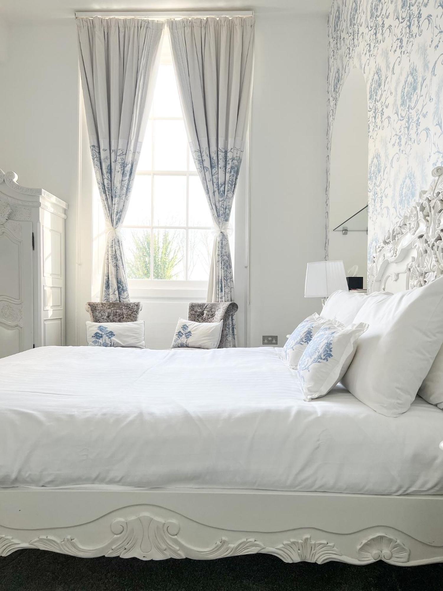 The Riverside House Hotel Mildenhall Bagian luar foto