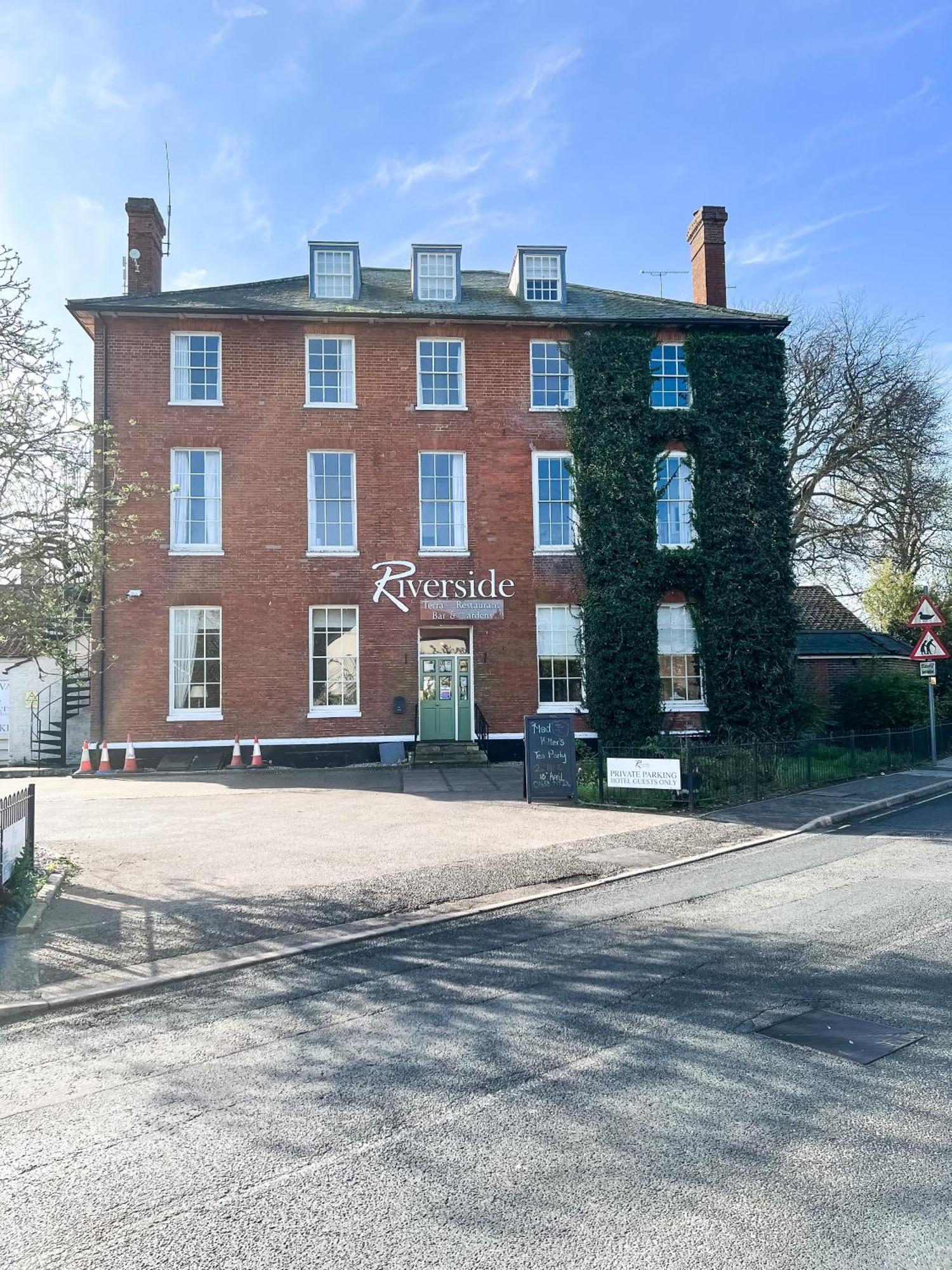 The Riverside House Hotel Mildenhall Bagian luar foto