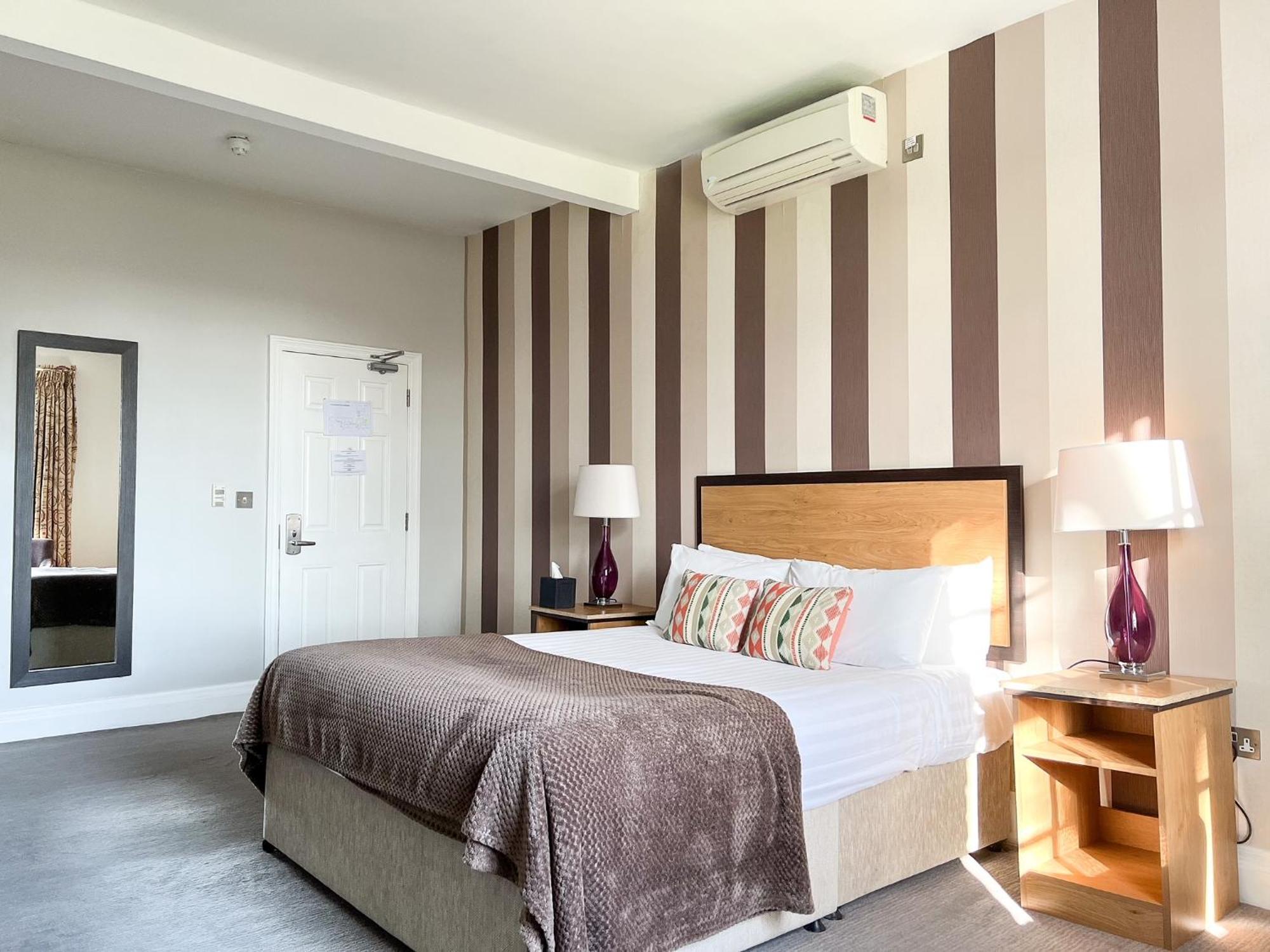 The Riverside House Hotel Mildenhall Bagian luar foto