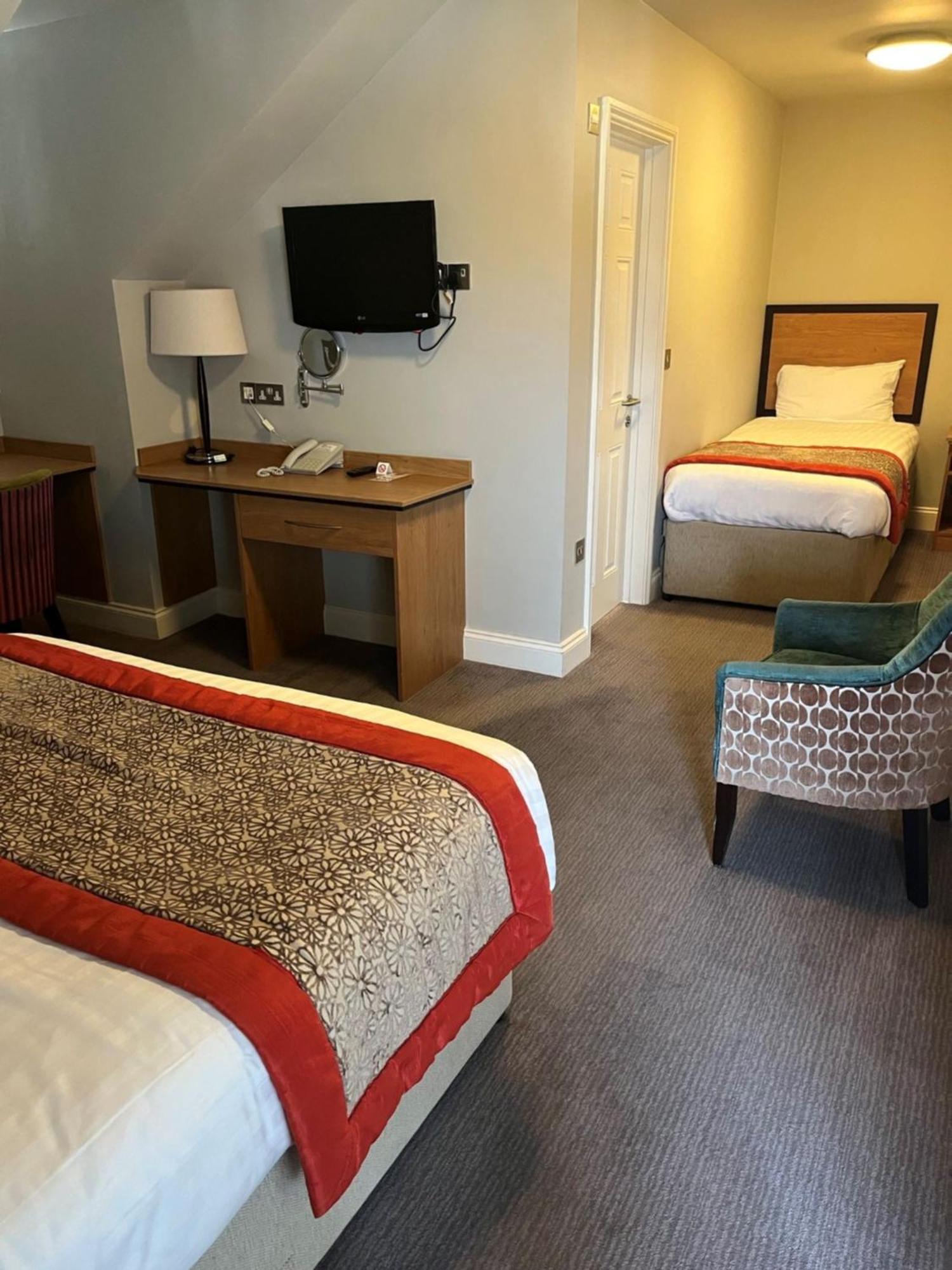 The Riverside House Hotel Mildenhall Bagian luar foto