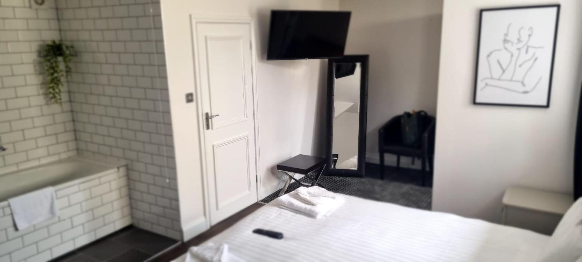 The Riverside House Hotel Mildenhall Bagian luar foto