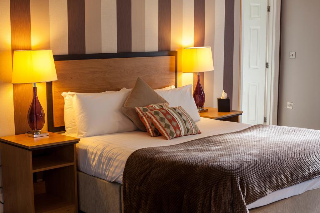 The Riverside House Hotel Mildenhall Bagian luar foto
