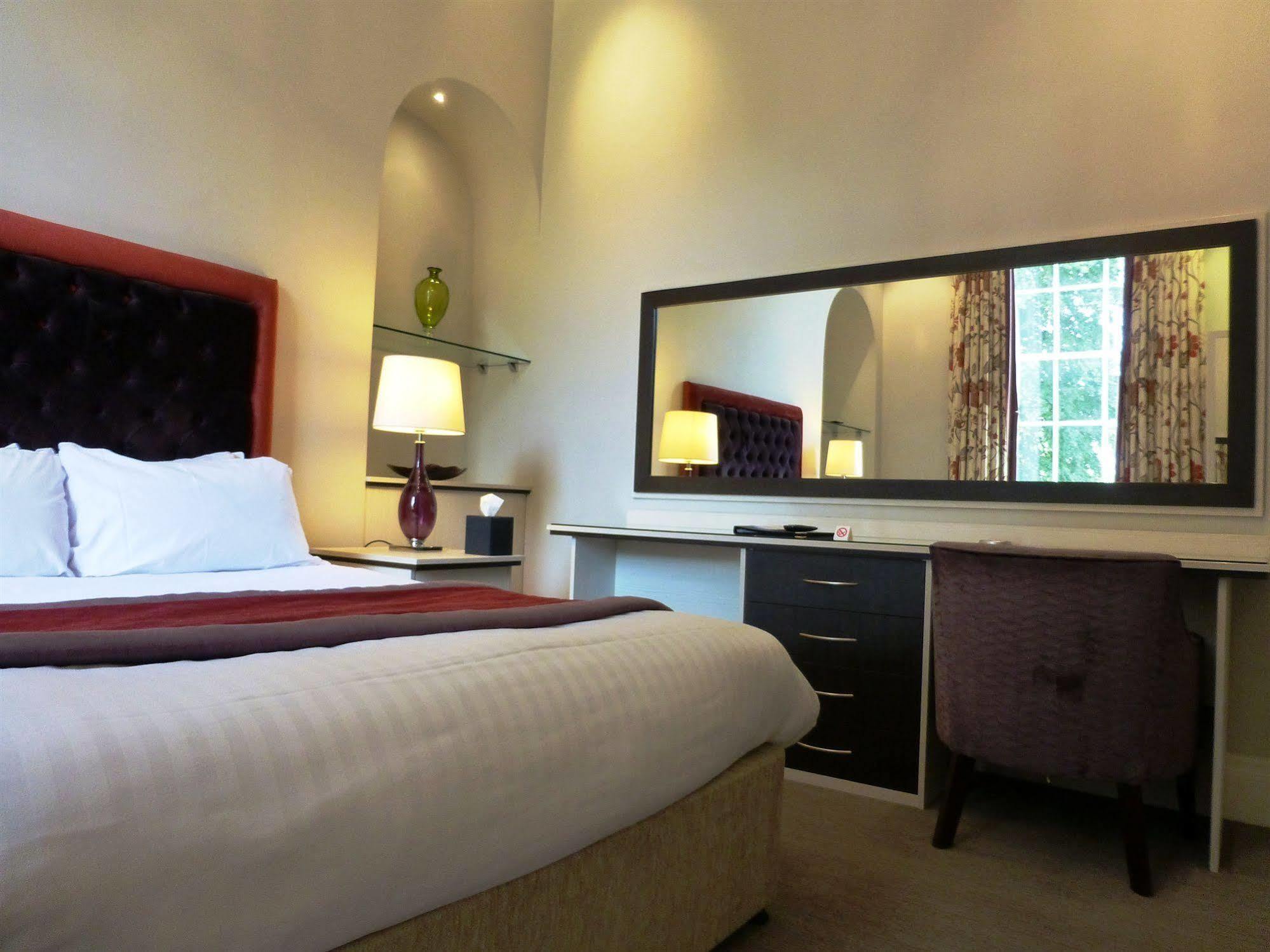 The Riverside House Hotel Mildenhall Bagian luar foto