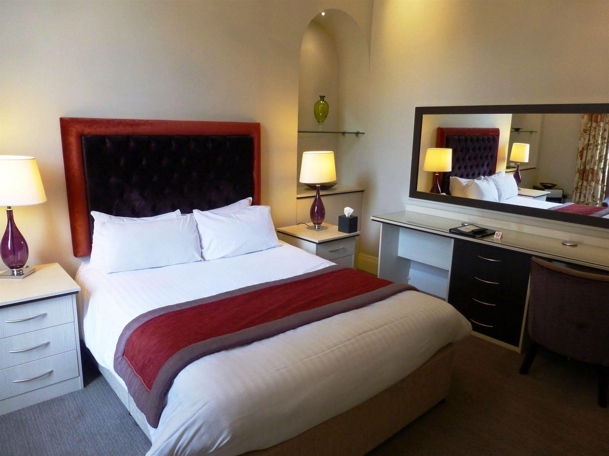 The Riverside House Hotel Mildenhall Bagian luar foto