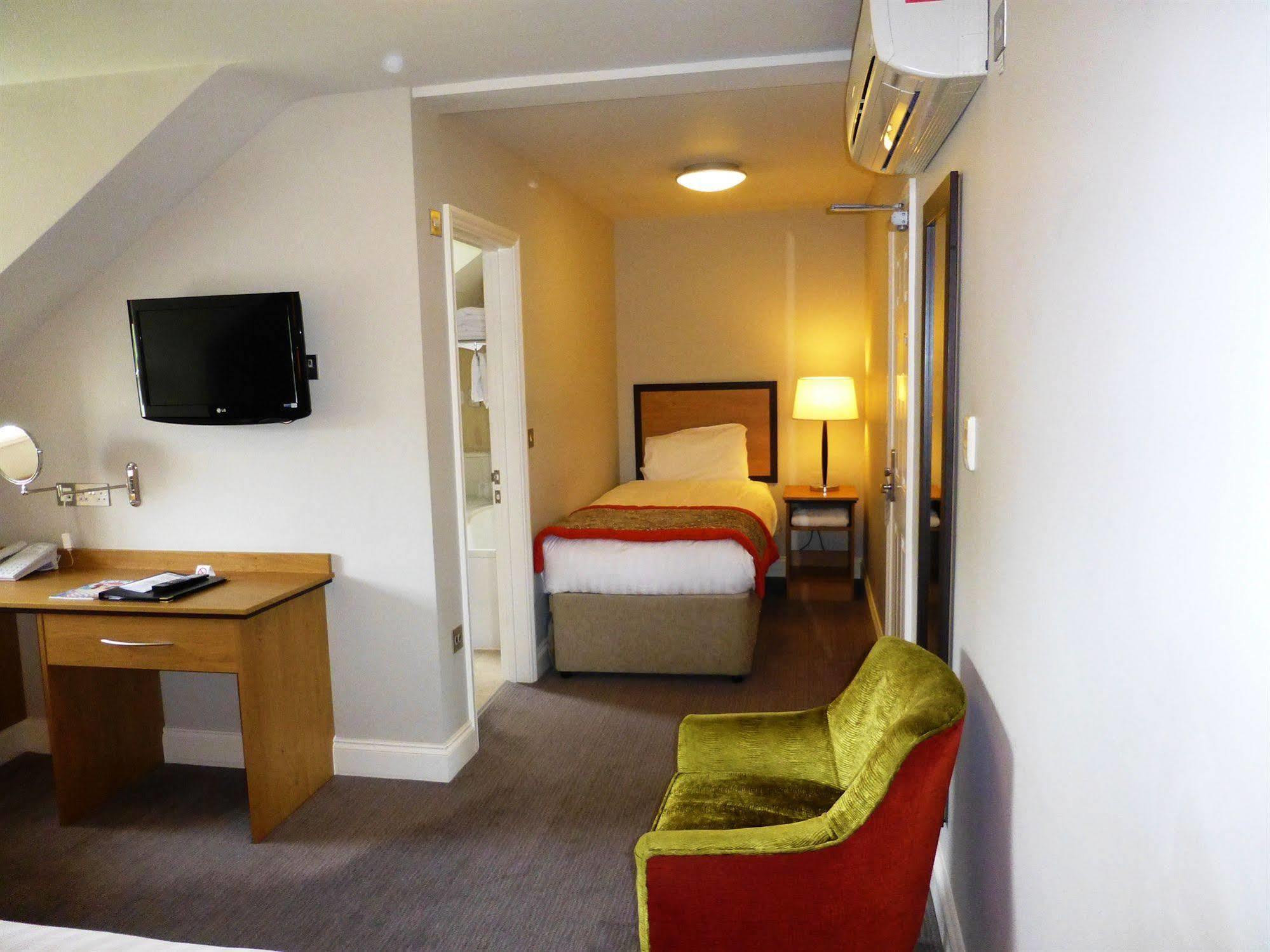 The Riverside House Hotel Mildenhall Bagian luar foto