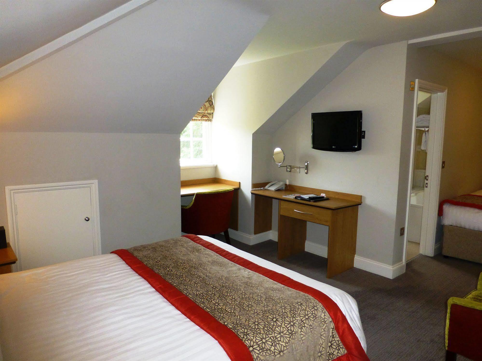 The Riverside House Hotel Mildenhall Bagian luar foto