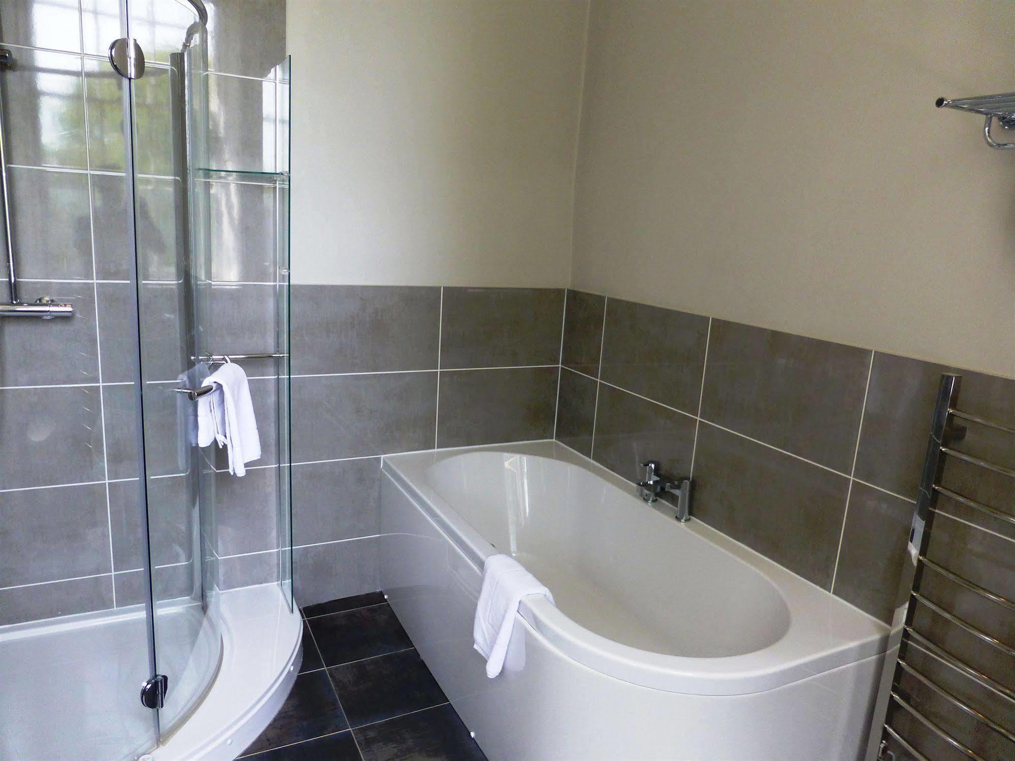 The Riverside House Hotel Mildenhall Bagian luar foto